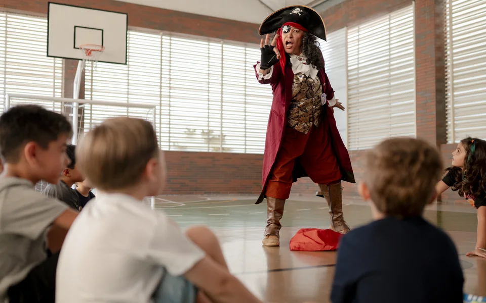 Ator vestido de pirata na Caça ao Tesouro da KR Arte Lúdica