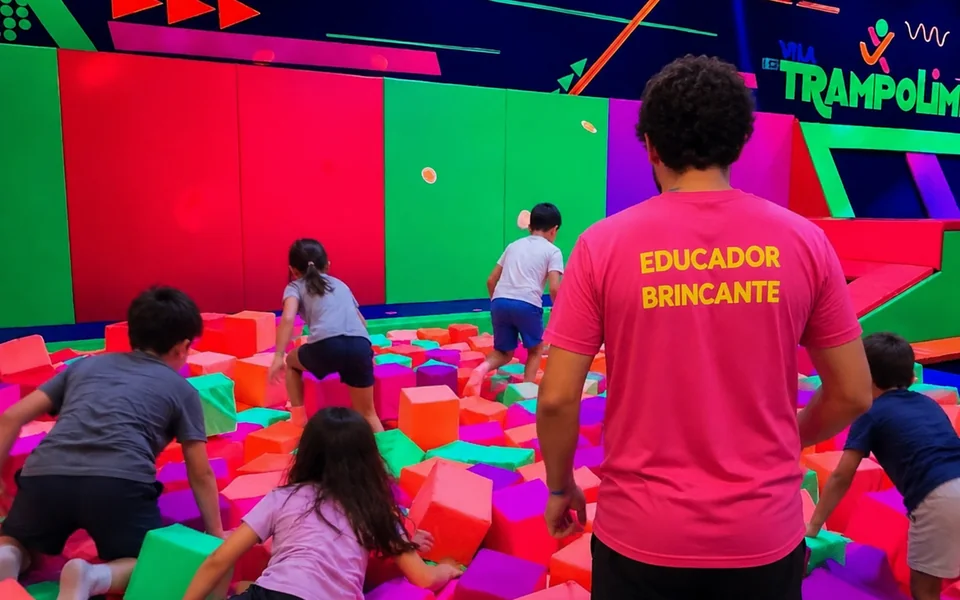 Educador brincante acompanhando crianças na Experiência Fora da Casinha
