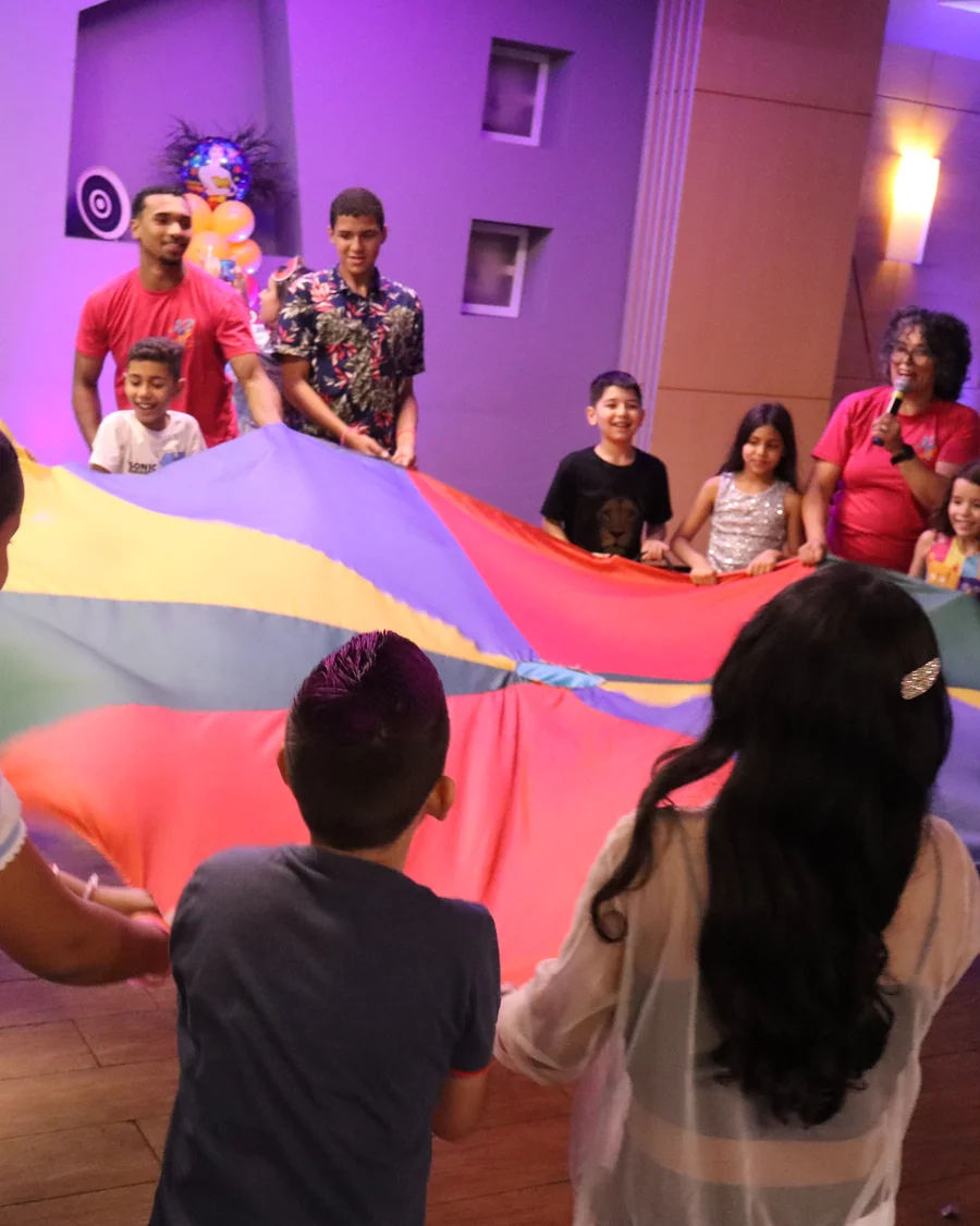 Crianças se divertindo em festa animada pela KR Arte Lúdica