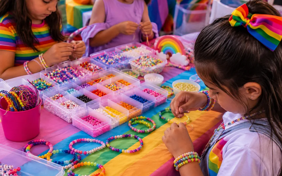 Crianças fazendo pulseiras em Oficina Criativa da KR Arte Lúdica