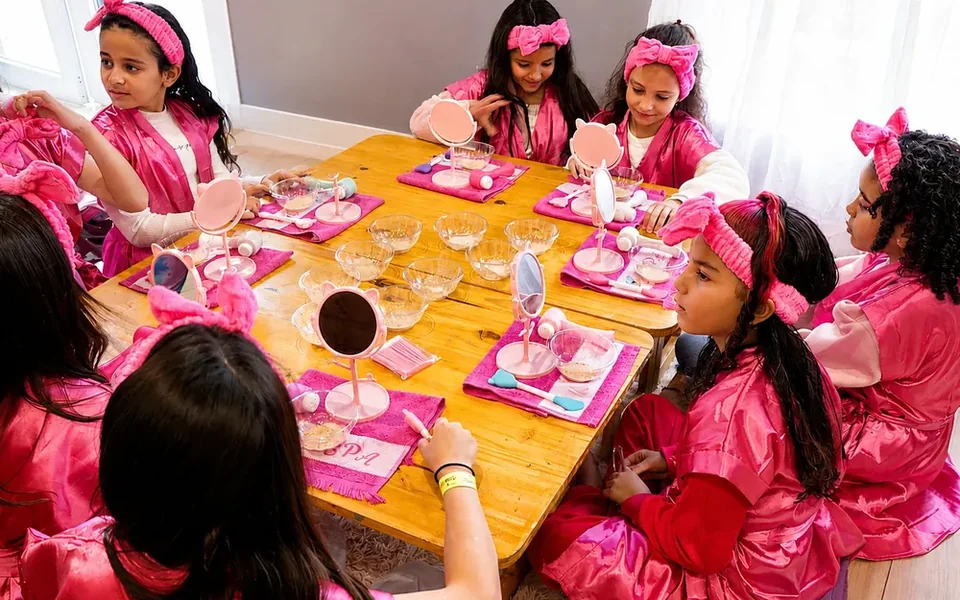 Crianças participando do SPA Infantil da KR Arte Lúdica